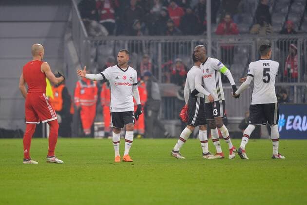 Munich, Germany 20.02.2018, UEFA Champions League - 2017 18 Season, round of last sixteen, Achtelfinale, FC Bayern Muenchen - Besiktas Istanbul, Arjen Robben (FCB), Ricardo Quaresma (Besiktas), Atiba Hutchinson (Besiktas) und Pepe (Besiktas) Enttaeuscht ( DeFodi527
