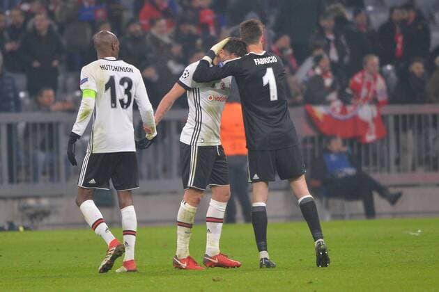 Bilder des Tages - SPORT Munich, Germany 20.02.2018, UEFA Champions League - 2017 18 Season, round of last sixteen, Achtelfinale, FC Bayern Muenchen - Besiktas Istanbul, Atiba Hutchinson (Besiktas), Dusko Tosic (Besiktas) und goalkeeper Fabri (Besiktas) Enttaeuscht ( DeFodi527