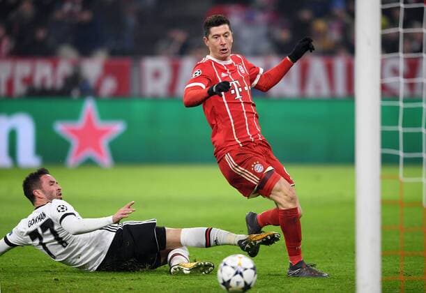 FUSSBALL CHAMPIONS LEAGUE SAISON 2017 2018 ACHTELFINALE HINSPIEL FC Bayern Muenchen - Besiktas Istanbul 20.02.2018 Robert Lewandowski (re, FC Bayern Muenchen) erzielt gegen Goekhan Goenuel (li, Besiktas Istanbul) das 5:0 Muenchen