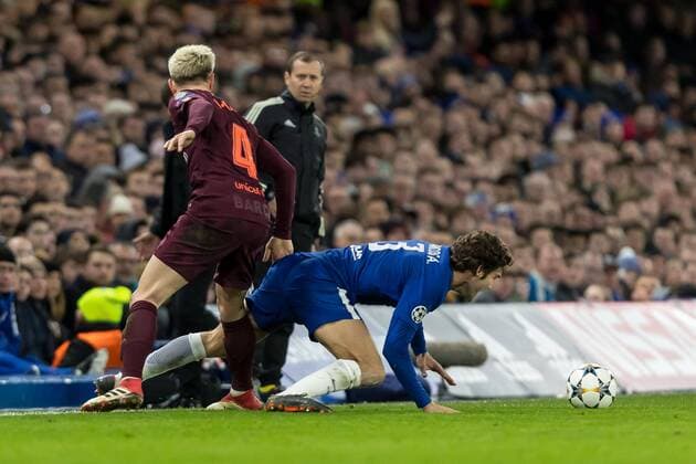 London, England 20.02.2018, UEFA Champions League - 2017 18 Season, Round of 16, First leg, Chelsea FC - FC Barcelona Barca Ivan Rakitic (FCB) und Marcos Alonso (FCC) im Zweikampf ( DeFodi507