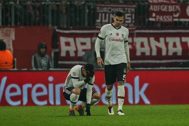 Munich, Germany 20.02.2018, UEFA Champions League - 2017 18 Season, round of last sixteen, Achtelfinale, FC Bayern Muenchen - Besiktas Istanbul, Gary Medel (Besiktas) und Pepe (Besiktas) enttaeuscht ( DeFodi527