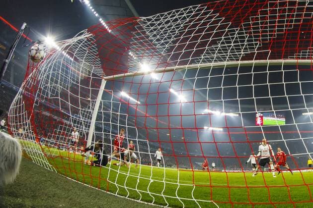 Bilder des Tages - SPORT GER, UEFA CL, FC Bayern Muenchen (GER) vs Besiktas Istanbul (TUR) 20.02.2018, Allianz Arena, Muenchen, GER, UEFA CL, FC Bayern Muenchen (GER) vs Besiktas Istanbul (TUR), Achtelfinale, im Bild Tor zum 3-0 durch Thomas Mueller (FCB 25) mit Fabri (Besiktas 1) Aufgenommen mit der Hintertor Remote Kamera