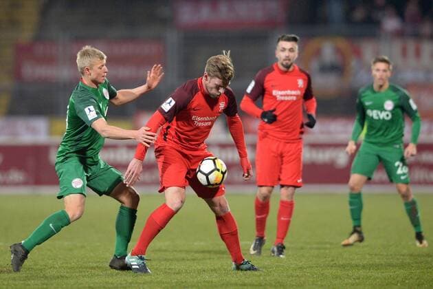 Zweikampf zwischen Maik Vetter (Kickers Offenbach) (L) und Sebastian Schmeer (KSV Hessen Kassel) -- KSV Hessen Kassel vs Kickers Offenbach, Fussball, Regionalliga Suedwest,--- 20.02.2018, Kassel Copyright: xSippel xEibner-Pressefotox EP_rsl