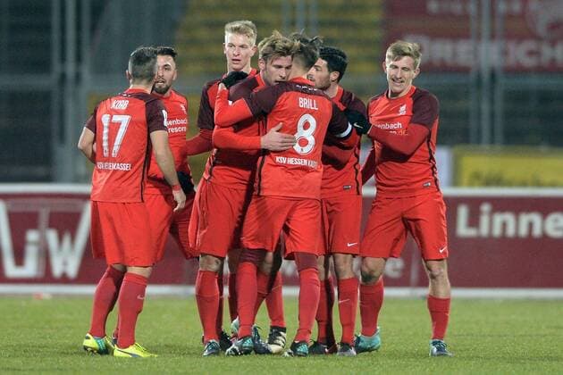 Jubel nach dem Treffer, Tor zum 1:0; Sebastian Schmeer (KSV Hessen Kassel) (M) und Frederic Brill (KSV Hessen Kassel) (NR 8), Sergej Schmik (R), Sascha Korb (L) -- KSV Hessen Kassel vs Kickers Offenbach, Fussball, Regionalliga Suedwest,--- 20.02.2018, Kassel Copyright: xSippel xEibner-Pressefotox EP_rsl