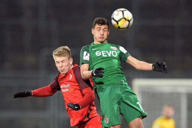 Kopfballduell zwischen Brian Schwechel (KSV Hessen Kassel) (L)Â und Semih Sentuerk (Kickers Offenbach) -- KSV Hessen Kassel vs Kickers Offenbach, Fussball, Regionalliga Suedwest,--- 20.02.2018, Kassel Copyright: xSippel xEibner-Pressefotox EP_rsl