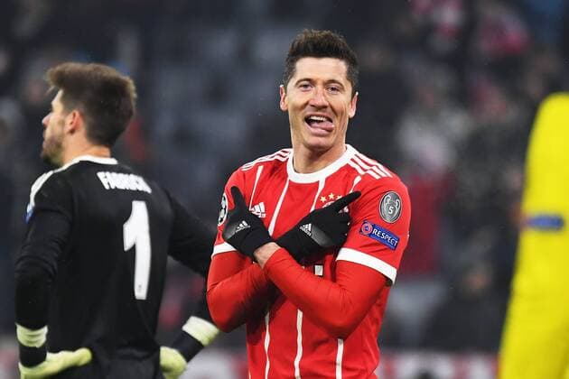 Bilder des Tages - SPORT 20.02.2018, xjhx, Fussball Champions League, FC Bayern Muenchen - Besiktas Istanbul, emspor, v.l. Torjubel, Goal celebration, celebrate the goal zum 5:0 durch Robert Lewandowski (FCB - FC Bayern Muenchen) mit der Mannschaft Muenchen