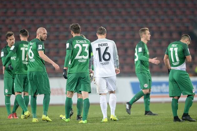 nach dem Spiel; Daniel Endres (Torwart Kickers Offenbach) (M), Serkan Firat (R), Marco Rapp (L), enttaeuscht, frustriert, Emotion -- KSV Hessen Kassel vs Kickers Offenbach, Fussball, Regionalliga Suedwest,--- 20.02.2018, Kassel Copyright: xSippel xEibner-Pressefotox EP_rsl
