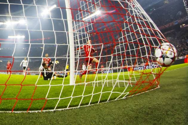 GER, UEFA CL, FC Bayern Muenchen (GER) vs Besiktas Istanbul (TUR) 20.02.2018, Allianz Arena, Muenchen, GER, UEFA CL, FC Bayern Muenchen (GER) vs Besiktas Istanbul (TUR), Achtelfinale, im Bild Tor zum 4-0 durch Robert Lewandowski (FCB 9) mit Fabri (Besiktas 1)
