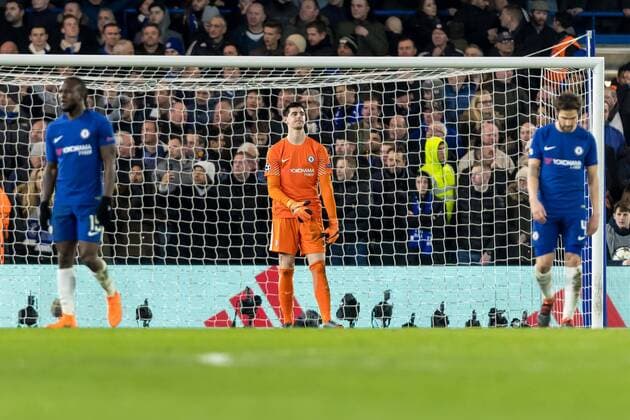 London, England 20.02.2018, UEFA Champions League - 2017 18 Season, Round of 16, First leg, Chelsea FC - FC Barcelona Barca Victor Moses (FCC) Thibaut Courtois (FCC) Cesc Fabregas (FCC) enttaeuscht nach dem gegenttreffer zum 1:1 ( DeFodi507