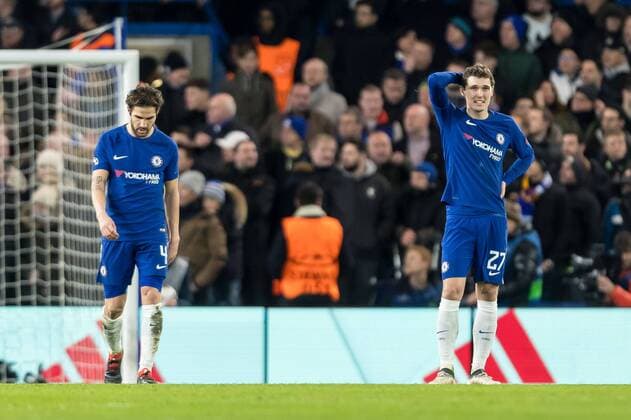 London, England 20.02.2018, UEFA Champions League - 2017 18 Season, Round of 16, First leg, Chelsea FC - FC Barcelona Barca Cesc Fabregas (FCC) Andreas Christensen (FCC) enttaeuscht nach dem gegenttreffer zum 1:1 ( DeFodi507