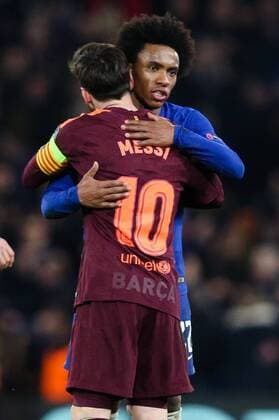 Bilder des Tages - SPORT Willian of Chelsea and Barcelona s Lionel Messi hug after the champions league match at Stamford Bridge Stadium, London. Picture date 20th February 2018. Picture credit should read: Charlie Forgahm-Bailey Sportimage EDITORIAL USE ONLY. No use with unauthorised audio, video, data, fixture lists, club league logos or live services. Online in-match use limited to 120 images, no video emulation. No use in betting, games or single club league player publications.