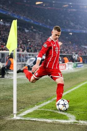 Joshua Kimmich 32 (FC Bayern Muenchen) beim Eckball, FC Bayern Muenchen vs. Besiktas Istanbul, Fussball, Achtelfinale, Champions League, 20.02.2018 Muenchen Bayern Deutschland