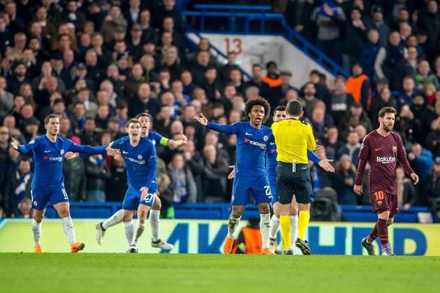 Chelsea players argue with Match referee Cuneyt Cakir (TUR) during the UEFA Champions League Round of 16 match between Chelsea and Barcelona at Stamford Bridge, London, England on 20 February 2018. Copyright: xSalvioxCalabresex 19030122