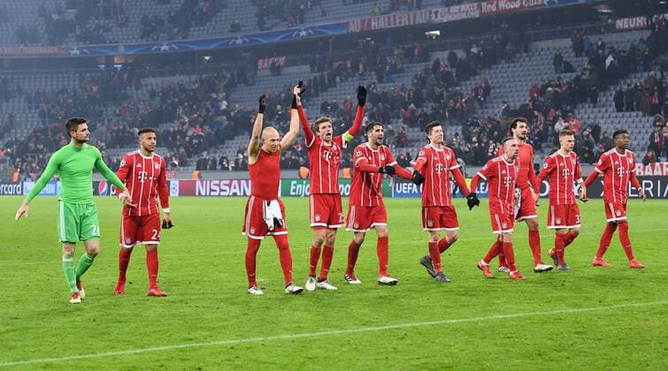 FUSSBALL CHAMPIONS LEAGUE SAISON 2017 2018 Achtelfinal Hinspiel FC Bayern Muenchen - Besiktas Istanbul 20.02.2018 Schlussjubel FC Bayern Muenchen; Laola David Alaba; Torwart Sven Ulreich, Corentin Tolisso, Arjen Robben, Thomas Mueller, Javi Martinez, Robert Lewandowski, Franck Ribery, Mats Hummels, m2 und David Alaba (v.li.) Muenchen