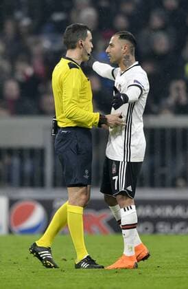 Ricardo Quaresma Besiktas Istanbul im Gespräch Diskussion mit Schiedsrichter Referee Ovidiu Alin Hategan ROU nach Platzverweis gegen Domagoj Vida Champions League CL Achtelfinale Hinspiel FC Bayern München FCB vs Besiktas Istanbul 20.02.2018 FC Bayern München FCB vs Besiktas Istanbul