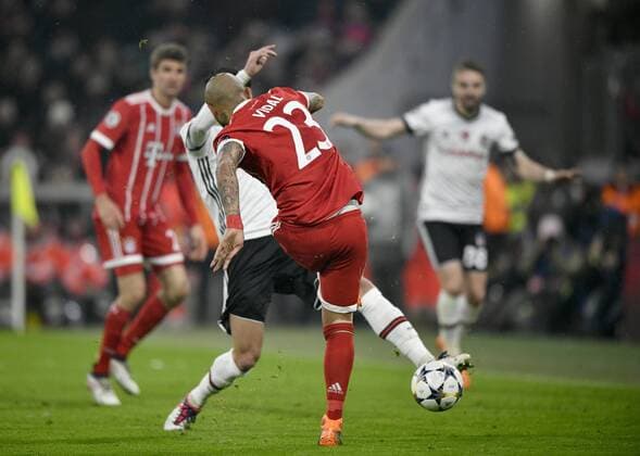 Torschuss Aktion Torchance Arturo Vidal FC Bayern München gegen Pepe Besiktas Istanbul Champions League CL Achtelfinale Hinspiel FC Bayern München FCB vs Besiktas Istanbul 20.02.2018 FC Bayern München FCB vs Besiktas Istanbul