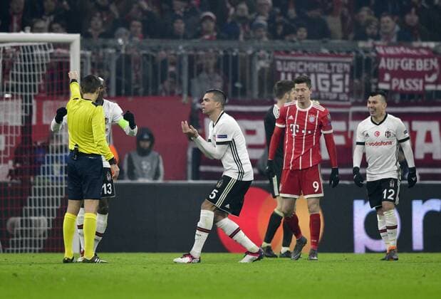 Pepe Besiktas Istanbul und Atiba Hutchinson Besiktas Istanbul im Gespräch Diskussion mit Schiedsrichter Referee Ovidiu Alin Hategan ROU beschweren sich Champions League CL Achtelfinale Hinspiel FC Bayern München FCB vs Besiktas Istanbul 20.02.2018 FC Bayern München FCB vs Besiktas Istanbul