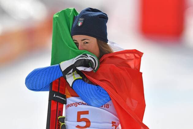 PyeongChang 2018 - Ski Alpin, Abfahrt Damen, Flower Ceremony Sofia GOGGIA (ITA) mit italienischer Flagge, in sich gekehrt,geniesst den Moment, Aktion,Einzelbild,angeschnittenes Einzelmotiv,Halbfigur,halbe Figur. Flower Ceremony. Ski Alpin,am 21.02.2018, Jeongseon Alpine Centre. Olympische Winterspiele 2018, vom 09.02. - 25.02.2018 in PyeongChang. *** Sofia GOGGIA ITA Italian flag Vice enjoys the moment cut to single subject half figure action frame half figure flower ceremony ski Alpin on 21 02 2018 Jeongseon Alpine Centre at the Winter Olympics 2018 from 09 02 25 02 in PyeongChang 2018