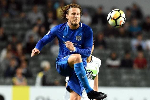 Uruguayan footballer Forlan corazo Diego of Hong Kong s Kitchee SC kicks the ball to make a pass against South Korea s Jeonbuk Hyundai Motors F.C. in the Group E match during the 2018 AFC Champions League in Hong Kong, China, 20 February 2018. Jeonbuk Hyundai Motors defeated Kitchee SC 6-0. Jeonbuk Hyundai Motors slashes Kitchee SC during AFC group match  scr123789