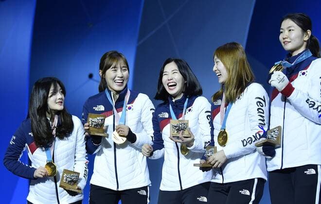 PyeongChang 2018 - Short Track,, 3000m Staffel Damen, Siegerehrung 21-02-2018 ALGEMEEN: MEDAL PLAZA: OLYMPISCHE SPELEN: Olympic Games Olympische Spiele Olympia OS PYEONGCHANG 2018 KOR Relay 3.000 meter met oa. Minjeong Choi, Sukhee Shim, Yejin Kim, Alang Kim, Yubin Lee Foto: Sander Chamid xVIxVIxImagesx xSoenarxChamidxsportfotografiexIVx 10141511