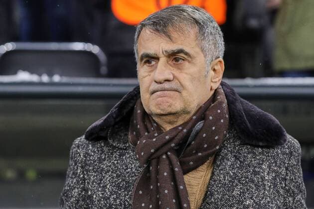 Munich, Germany 20.02.2018, UEFA Champions League - 2017 18 Season, round of last sixteen, Achtelfinale, FC Bayern Muenchen - Besiktas Istanbul, Head Coach Senol Guenes (Besiktas) schaut, enttaeuscht ( DeFodi527