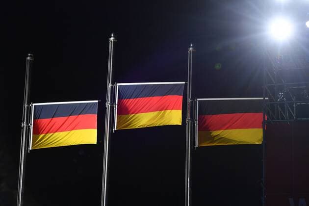 Dreifach Erfolg-die Deutschland Flaggen an den Fahnenmasten dokumentieren die Dominanz der deutschen Norisch Kombinierer, Nordic Combined - Ind. Gund. LH 10km, Cross-Country Siegerehrung,Nordische Kombination. Victory Ceremony,PyeongChang Olympic Medals Plaza am 21.02.2018. Olympische Winterspiele 2018, vom 09.02. - 25.02.2018 in PyeongChang Suedkorea.