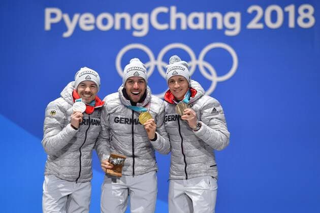 PyeongChang 2018 - Nordische Kombination, Siegerehrung v.li:Fabian RIESSLE (GER),Johannes RYDZEK (GER),Eric FRENZEL (GER),Dreifacherfolg. mit Medaillen,Medaille, Nordic Combined - Ind. Gund. LH 10km, Cross-Country Siegerehrung,Nordische Kombination. Victory Ceremony,PyeongChang Olympic Medals Plaza am 21.02.2018. Olympische Winterspiele 2018, vom 09.02. - 25.02.2018 in PyeongChang Suedkorea.
