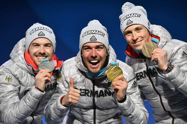 Themen der Woche - SPORT PyeongChang 2018 - Nordische Kombination, Siegerehrung v.li:Fabian RIESSLE (GER),Johannes RYDZEK (GER),Eric FRENZEL (GER),Dreifacherfolg. mit Medaillen,Medaille, Nordic Combined - Ind. Gund. LH 10km, Cross-Country Siegerehrung,Nordische Kombination. Victory Ceremony,PyeongChang Olympic Medals Plaza am 21.02.2018. Olympische Winterspiele 2018, vom 09.02. - 25.02.2018 in PyeongChang Suedkorea.