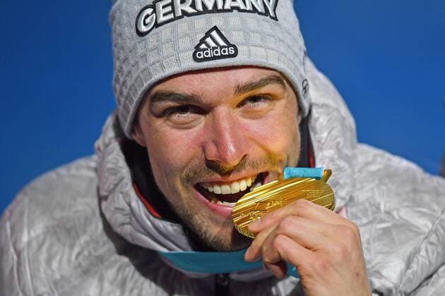 PyeongChang 2018 - Nordische Kombination, Siegerehrung Johannes RYDZEK (GER) mit Goldmedaille, Medaille,Olympiasieger,Olympic Champion, Nordic Combined - Ind. Gund. LH 10km, Cross-Country Siegerehrung,Nordische Kombination. Victory Ceremony,PyeongChang Olympic Medals Plaza am 21.02.2018. Olympische Winterspiele 2018, vom 09.02. - 25.02.2018 in PyeongChang Suedkorea.