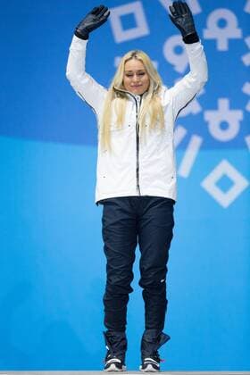 PyeongChang 2018 - Ski Alpin, Abfahrt Damen, Siegerehrung LadiesÕ Downhill bronze medalist Lindsey Vonn of the United States waves to the crowd while holding back tears during the medals ceremony at Pyeongchang Medals Plaza in Pyeongchang, South Korea on February 21, 2018.  OLY20180221131 MATTHEWxHEALEY