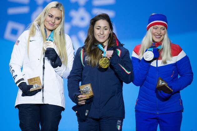 PyeongChang 2018 - Ski Alpin, Abfahrt Damen, Siegerehrung From left LadiesÕ Downhill bronze medalist Lindsey Vonn of the United States, gold medalist Sofia Goggia of Italy, and silver medalist Ragnhild Mowinckel of Norway pose for a photo during the medals ceremony at Pyeongchang Medals Plaza in Pyeongchang, South Korea on February 21, 2018.  OLY20180221140 MATTHEWxHEALEY