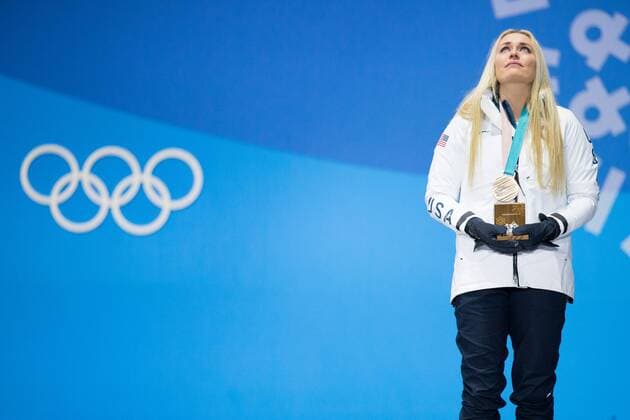 Themen der Woche - SPORT PyeongChang 2018 - Highlights der Olympischen Spiele PyeongChang 2018 - Ski Alpin, Abfahrt Damen, Siegerehrung LadiesÕ Downhill bronze medalist Lindsey Vonn of the United States looks up to the sky during the medals ceremony at Pyeongchang Medals Plaza in Pyeongchang, South Korea on February 21, 2018.  OLY20180221137 MATTHEWxHEALEY