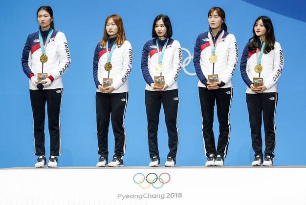 OLYMPICS - 2018 Winter Olympics PYEONGCHANG,SOUTH KOREA,21.FEB.18 - OLYMPICS Speed skating Eisschnelllauf SHORT TRACK - Olympic Winter games Winterspiele Spiele Summer games PyeongChang 2018, Medals Plaza, team pursuit, award ceremony. Image shows Minjeong Choi, Alang Kim, Yejin Kim, Yubin Lee and Sukhee Shim (KOR). Keywords: medals. GEPAxpictures xMaticxKlansek