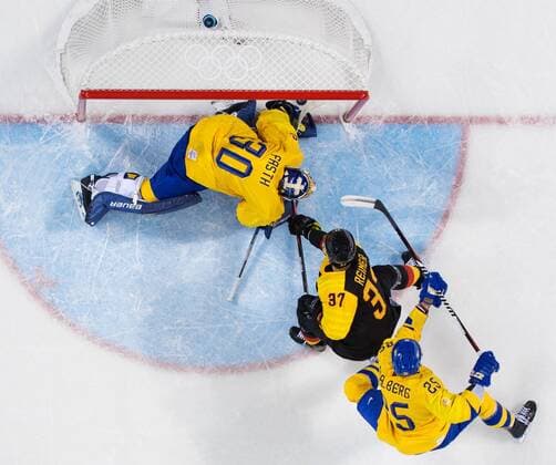 Themen der Woche - SPORT 180221 Goaltender Viktor Fasth and Viktor Stalberg of Sweden can t stop Patrick Reimer of Germany when he scores the game winning 3-4 goal in overtime in the Men s Ice hockey Eishockey Quarterfinals game between Sweden and Germany during day twelve of the 2018 Winter Olympics on February 21, 2018 in Pyeongchang. Photo: Joel Marklund BILDBYRN kod JM 87642 Copyright: JOELxMARKLUND BB180221JM133