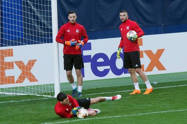 Olympique Lyon s goalkeeper Mathieu Gorgelin (down), Dorian Grange (C), and Anthony Lopes (R) attend a training session in Villarreal, eastern Spain, 21 February 2018. Olympique Lyon will face Villarreal on their UEFA Europa League round of 32, second leg soccer match on 22 February 2018 at Ceramica stadium in Villarreal. Olympique Lyon s training session !ACHTUNG: NUR REDAKTIONELLE NUTZUNG!  Copyright: xDOMENECHxCASTELLOx GRAF6654 20180221-636548405984272460