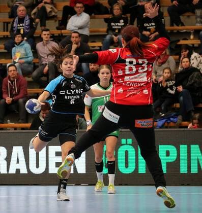 BAU 21.02.2018 Göppingen Handball Frauen Frisch Auf! Göppingen vs. SG BBM Bietigheim, vorn v.l. Martine Smeets (BBM), Edit Lengyel (Göppingen)