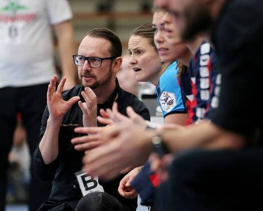 BAU 21.02.2018 Göppingen Handball Frauen Frisch Auf! Göppingen vs. SG BBM Bietigheim, v.l. Trainer Martin Albertsen (BBM), Anna Loerper (BBM)