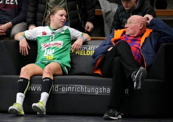 Bilder des Tages - SPORT BAU 21.02.2018 Göppingen Handball Frauen Frisch Auf! Göppingen vs. SG BBM Bietigheim, v.l. Michaela Hrbkova (Göppingen, die den Ausgleich zum 27:27 erzielte) und Olymp-Seniorchef Eberhard Bezner