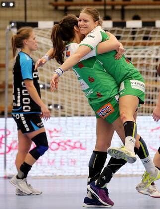BAU 21.02.2018 Göppingen Handball Frauen Frisch Auf! Göppingen vs. SG BBM Bietigheim, Michaela Hrbkova (Göppingen, oben) wird gefeiert, nachdem sie den Ausgleich zum 27:27 in letzter Sekunde erzielt hat