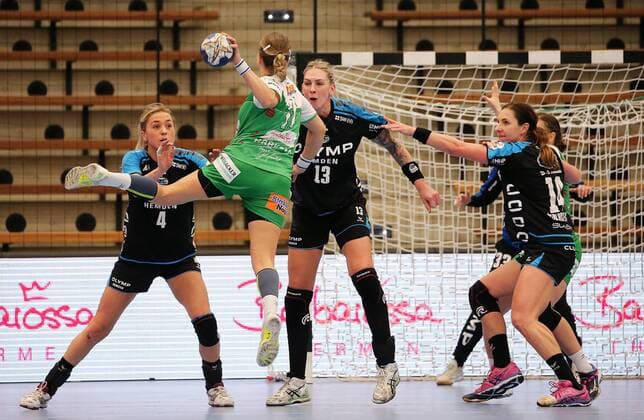 BAU 21.02.2018 Göppingen Handball Frauen Frisch Auf! Göppingen vs. SG BBM Bietigheim, Michaela Hrbkova (Göppingen, von hinten) erzielt den Ausgleich zum 27:27 in letzter Sekunde, v.l. Charris Rozemalen, Luisa Schulze, Karolina Kudlacz-Gloc (BBM)