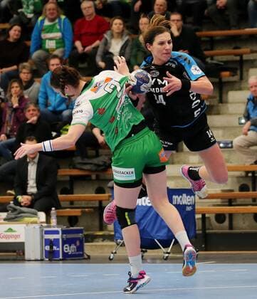 BAU 21.02.2018 Göppingen Handball Frauen Frisch Auf! Göppingen vs. SG BBM Bietigheim, v.l. Anja Brugger (Göppingen), Karolina Kudlacz-Gloc (BBM)
