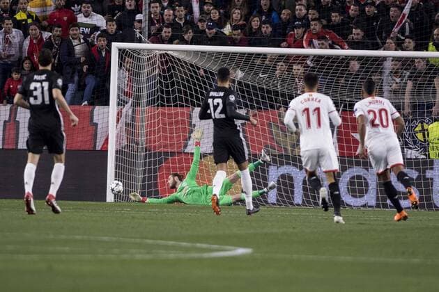 February 21, 2018 - Seville, Spain - DAVID DE GEA of Manchester makes a save during the UEFA Champions League Round of 16 (first leg) match between Sevilla FC and Manchester United ManU at Estadio Ramon Sanchez Pizjuan Soccer 2018 - Sevilla FC vs Manchester United - ZUMAa142 20180221_zap_a142_002 Copyright: xDanielxGonzalezxAcunax