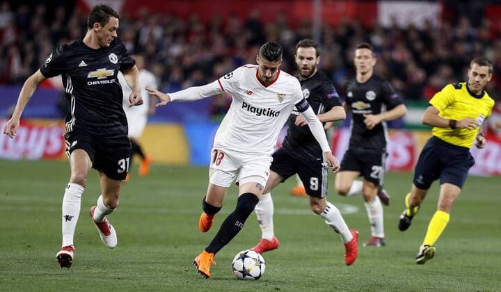Sevilla FC s Sergio Escudero (2-L) and Manchester United ManU s Nemanja Matic (L) in action during a UEFA Champions League round of 16, first leg soccer match between FC Sevilla and Manchester United at Sanchez Pizjuan stadium in Sevilla, southern Spain, 21 February 2018. Sevilla FC vs Manchester United !ACHTUNG: NUR REDAKTIONELLE NUTZUNG!  Copyright: xJosexManuelxVidalx GRAF6798 20180221-636548455594126015