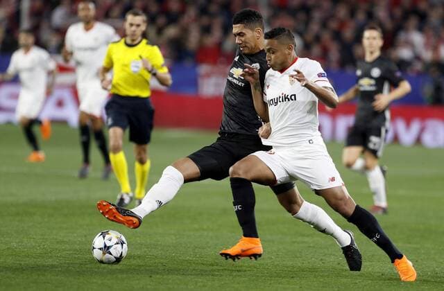 Sevilla FC s Luis Muriel (R) and Manchester United ManU s Chris Smalling (C) in action during a UEFA Champions League round of 16, first leg soccer match between FC Sevilla and Manchester United at Sanchez Pizjuan stadium in Sevilla, southern Spain, 21 February 2018. Sevilla FC vs Manchester United !ACHTUNG: NUR REDAKTIONELLE NUTZUNG!  Copyright: xJosexManuelxVidalx GRAF6788 20180221-636548456277254394
