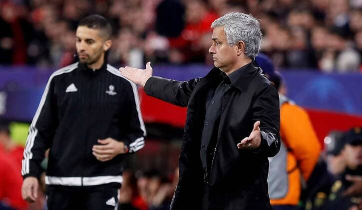 Manchester United ManU s Portuguese head coach Jose Mourinho (R) reacts during a UEFA Champions League round of 16, first leg soccer match between FC Sevilla and Manchester United at Sanchez Pizjuan stadium in Sevilla, southern Spain, 21 February 2018. Sevilla FC vs Manchester United !ACHTUNG: NUR REDAKTIONELLE NUTZUNG!  Copyright: xJosexManuelxVidalx GRAF6800 20180221-636548459662632095