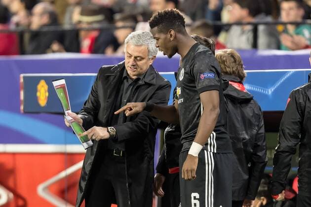 Spain, Sevilla 21.02.2018, UEFA Champions League - 2017 18 Season, Round of 16, First leg, Sevilla FC - Manchester United ManU FC, Trainer Jose Mourinho (MAN) spricht mit Paul Pogba (MAN) ( DeFodi507