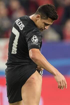 Bilder des Tages - SPORT Spain, Sevilla 21.02.2018, UEFA Champions League - 2017 18 Season, Round of 16, First leg, Sevilla FC - Manchester United ManU FC, Alexis Sanchez (MAN) schaut ( DeFodi507