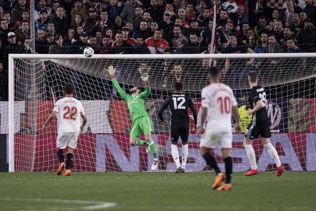 February 21, 2018 - Seville, Spain - DAVID DE GEA of Manchester makes a save during the UEFA Champions League Round of 16 (first leg) match between Sevilla FC and Manchester United ManU at Estadio Ramon Sanchez Pizjuan Soccer 2018 - Sevilla FC vs Manchester United - ZUMAa142 20180221_zap_a142_007 Copyright: xDanielxGonzalezxAcunax