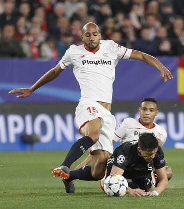 Sevilla s French midfielder Steve N Zonzi (L) vies for the ball with Manchester United ManU s Chilean striker Alexis Sanchez during the UEFA Champions League round of 16 match between Sevilla and Manchester United at the Sanchez Pizjuan stadium in Seville, Spain, 21 February 2018. Sevilla vs. Manchester United !ACHTUNG: NUR REDAKTIONELLE NUTZUNG!  Copyright: xJosexManuelxVidalx SEV006 20180221-636548481615548554