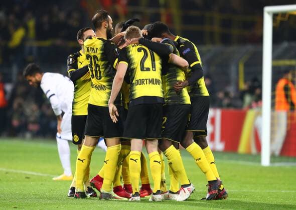 Donnerstag 15.02.2018, Saison 2017 2018, Euro League Sechzehntelfinale Hinspiel im Dortmunder Signal Iduna Park, BVB 09 Borussia Dortmund - Atalanta Bergamo, Dortmunder Torjubel zum 3:2: Gonzalo Castro (BVB), Ömer Toprak (BVB), Andre Schürrle (BVB), Michy Batshuayi (BVB) und Alexander Isak (BVB), v.l.